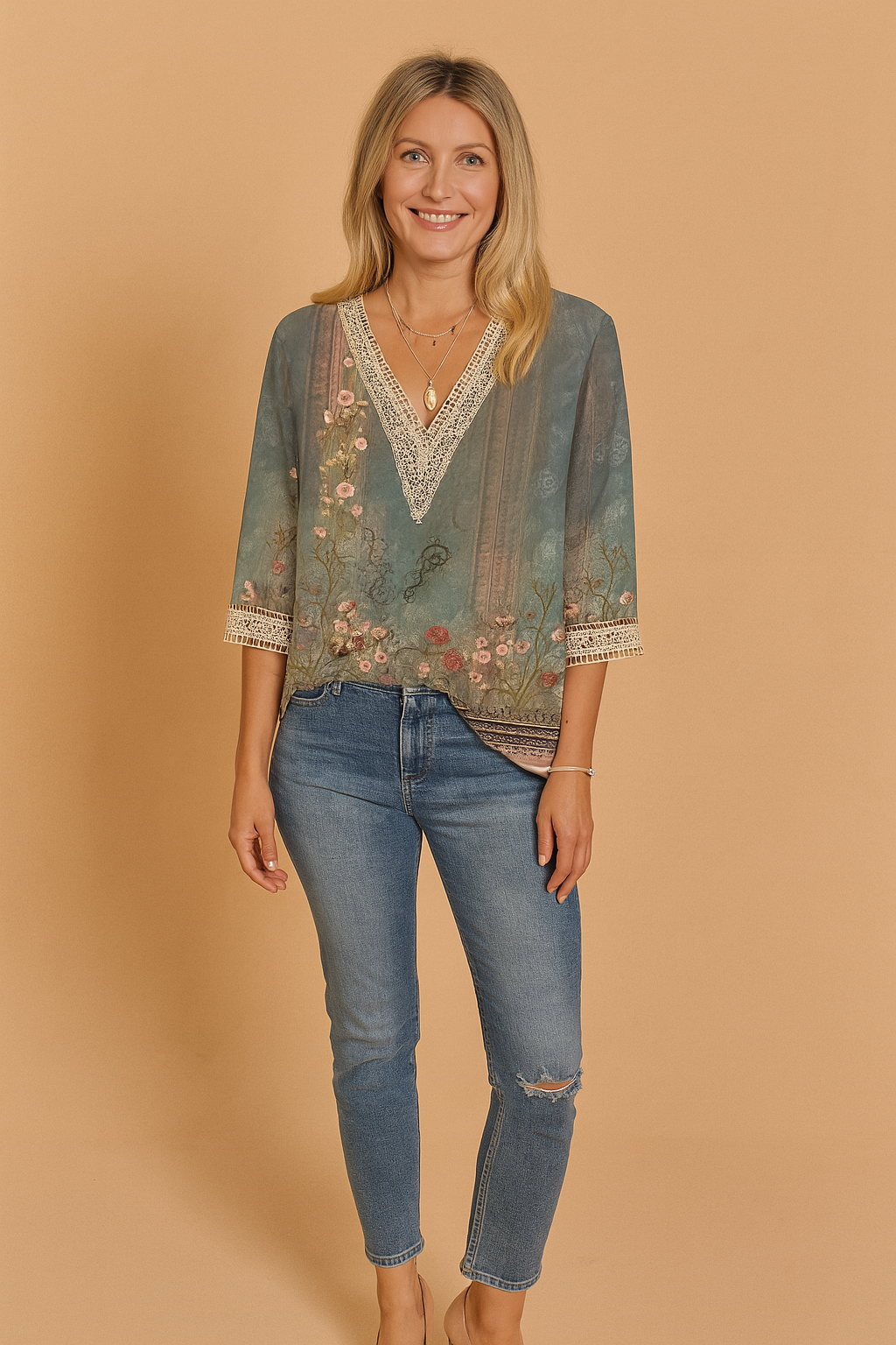 Sorella | Romantic blouse with a subtle pattern and lace trim